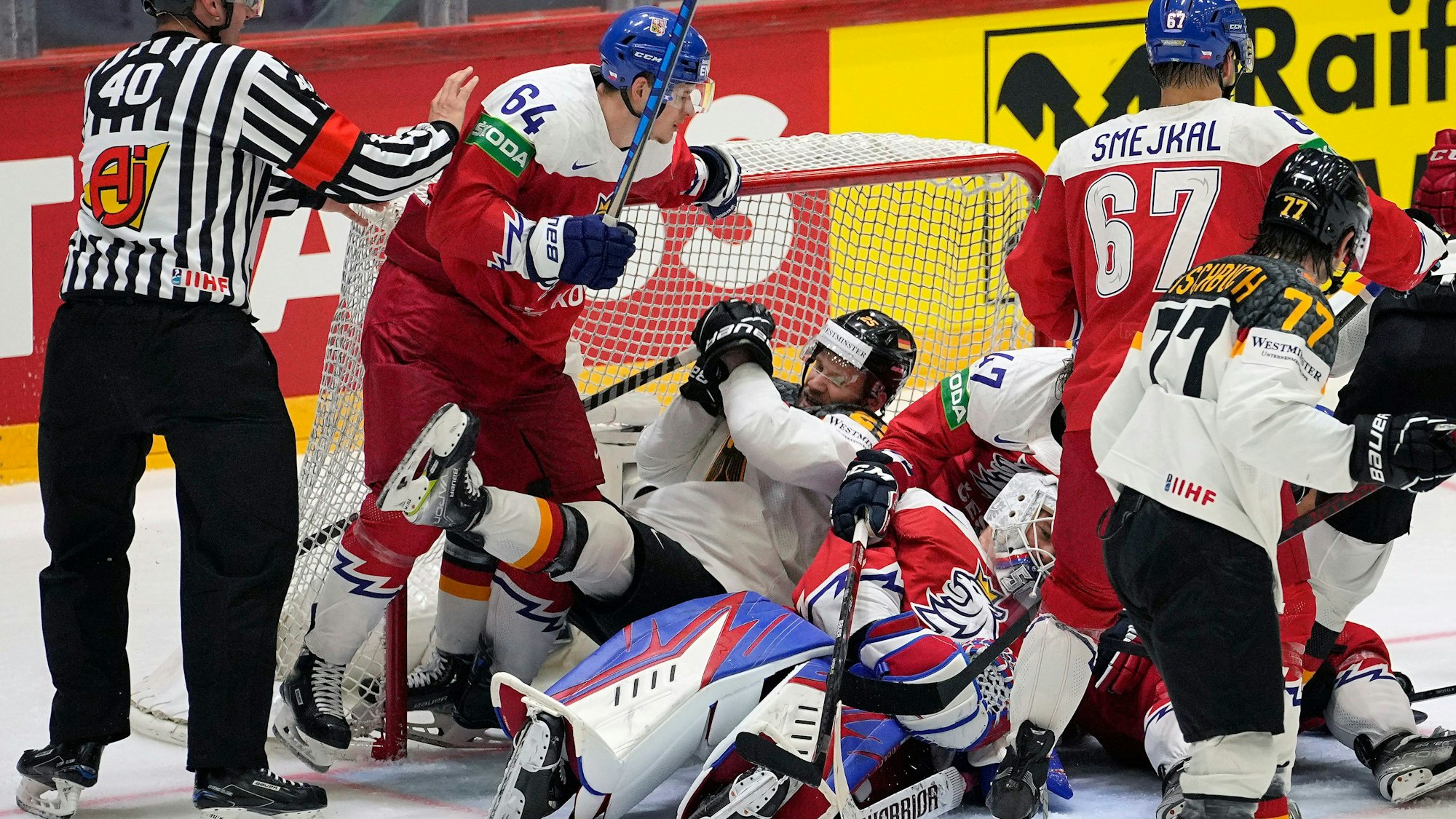 Ein Spielerknäuel liegt beim Spiel zwischen Deutschland und Tschechien vor dem Tor.
