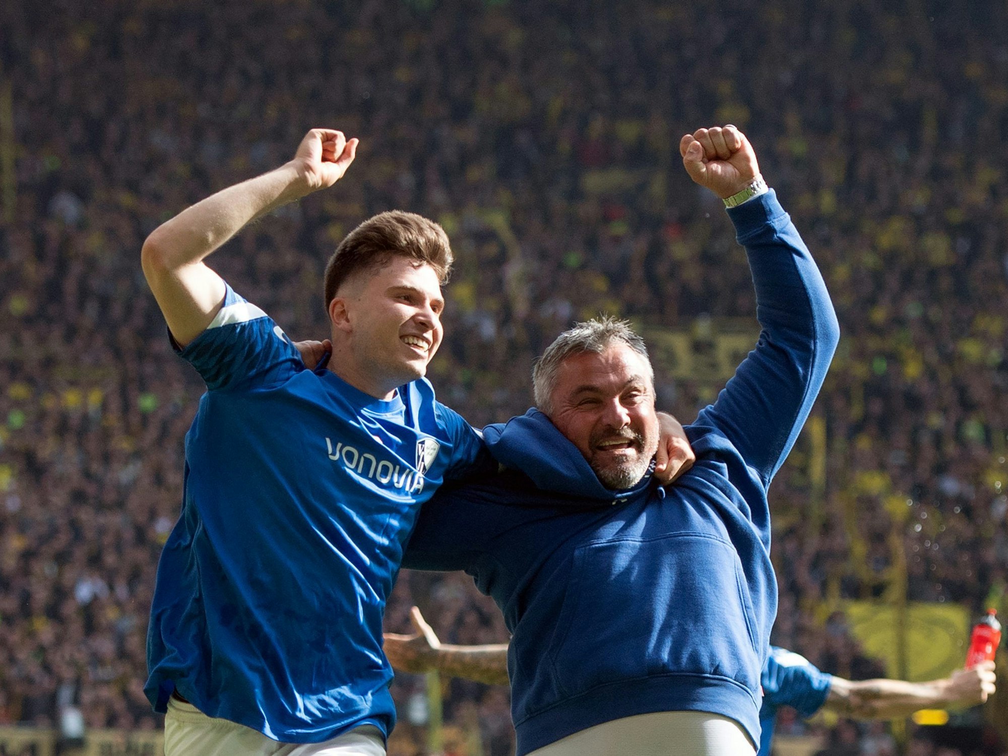 Elvis Rexhbecaj und Thomas Reis bejubeln gemeinsam den Klassenerhalt mit dem VfL Bochum.