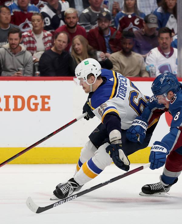 Cale Makar (rechts) im Zweikampf gegen Alexei Toropchenko.
