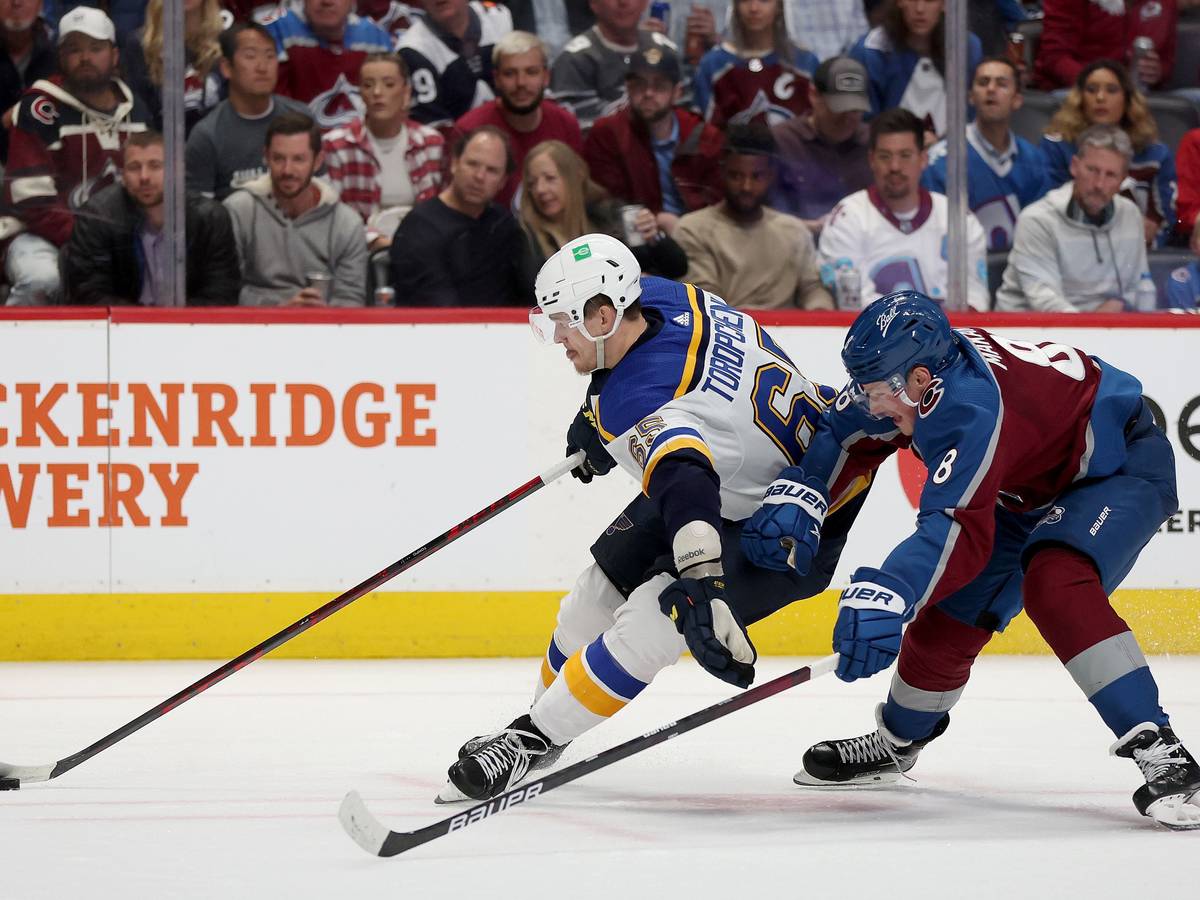 Cale Makar (rechts) im Zweikampf gegen Alexei Toropchenko.
