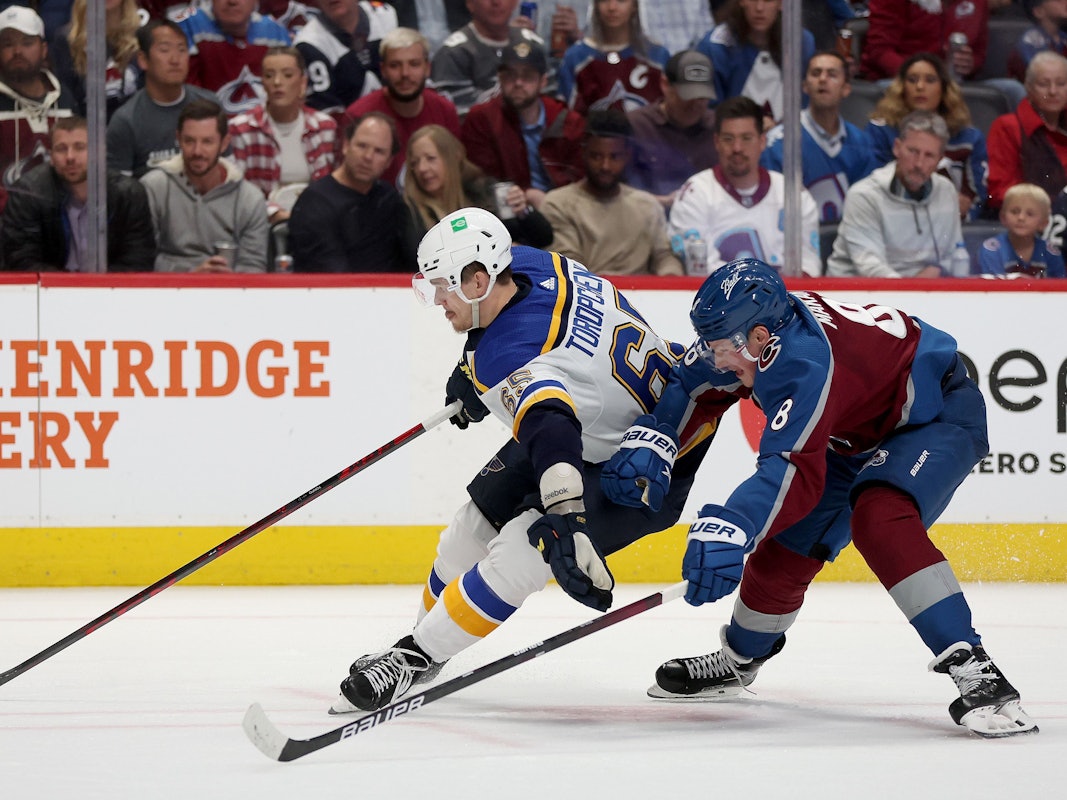 Cale Makar (rechts) im Zweikampf gegen Alexei Toropchenko.
