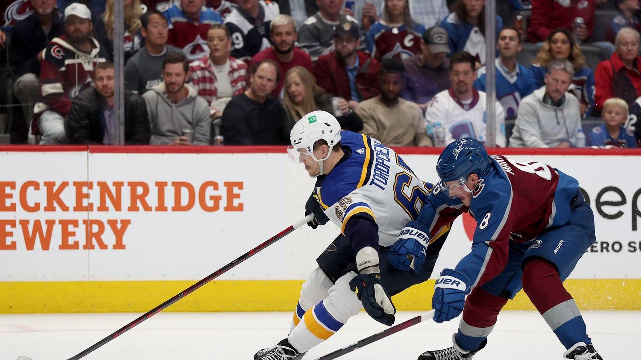 Cale Makar (rechts) im Zweikampf gegen Alexei Toropchenko.