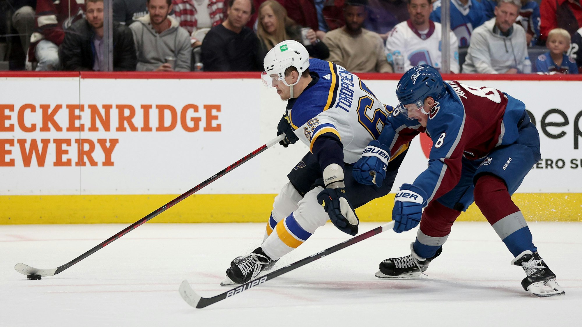 Cale Makar (rechts) im Zweikampf gegen Alexei Toropchenko.
