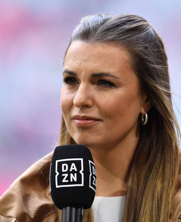 Laura Wontorra am DAZN-Mikrofon.