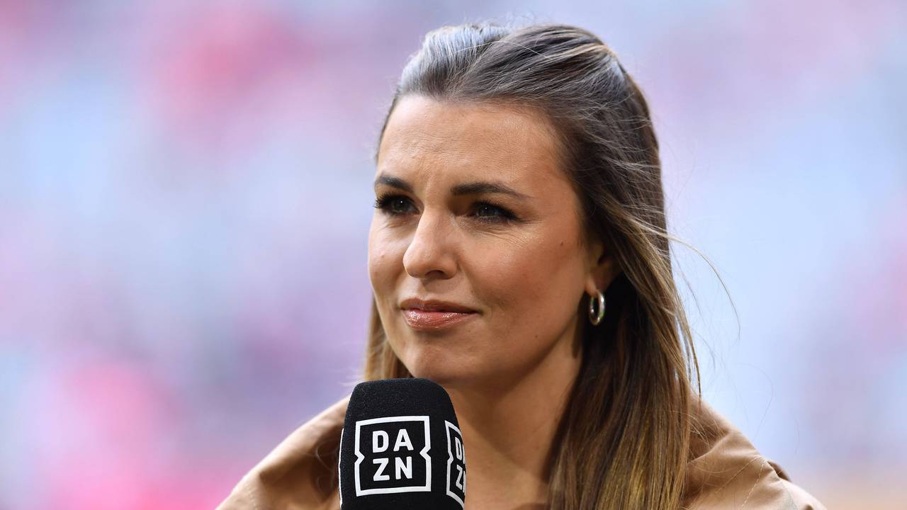 Laura Wontorra am DAZN-Mikrofon.