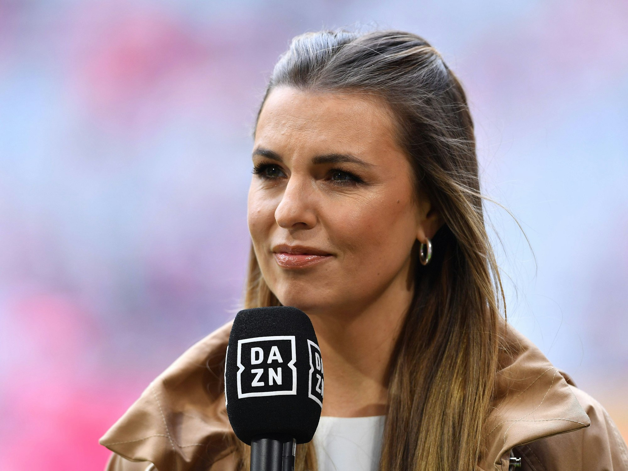 Laura Wontorra am DAZN-Mikrofon.