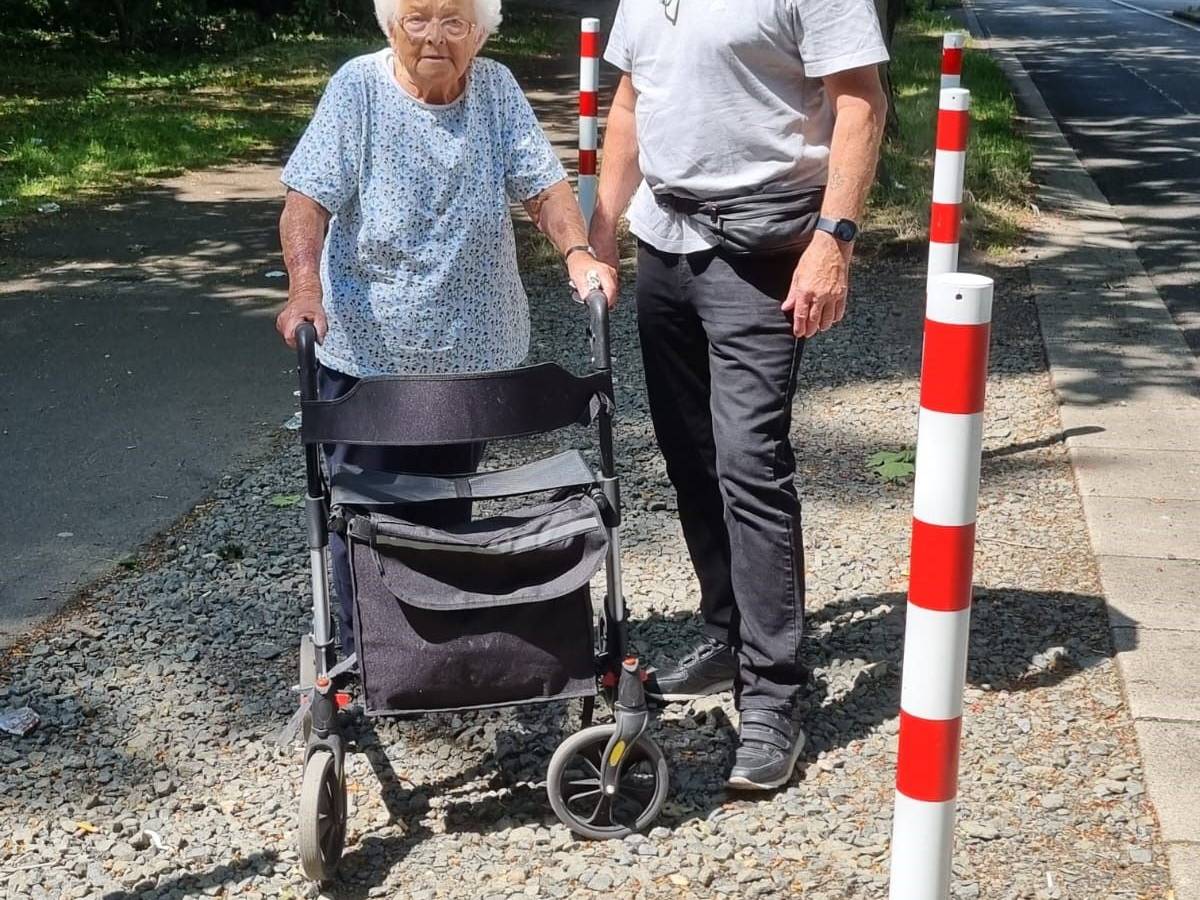 Werner Mittelstaedt (66) steht neben seiner Mutter Christel (87), die ihren Rollator festhält, neben der Frankfurter Straße in Köln-Ostheim.