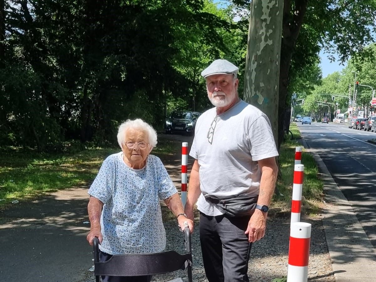 Werner Mittelstaedt (66) steht neben seiner Mutter Christel (87), die ihren Rollator festhält, neben der Frankfurter Straße in Köln-Ostheim.