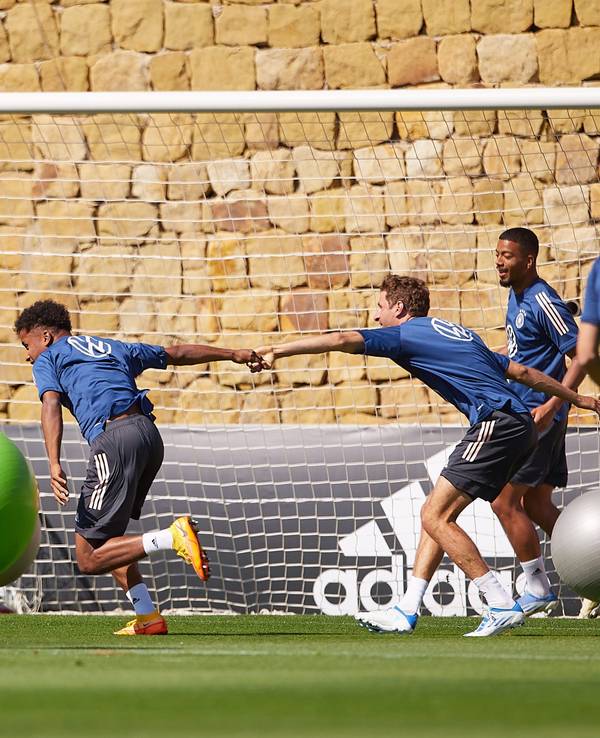 Die Spieler der Nationalmannschaft haben Spaß beim Aufwärm-Training.