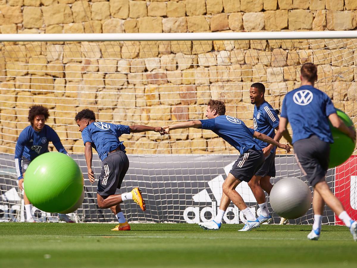 Die Spieler der Nationalmannschaft haben Spaß beim Aufwärm-Training.