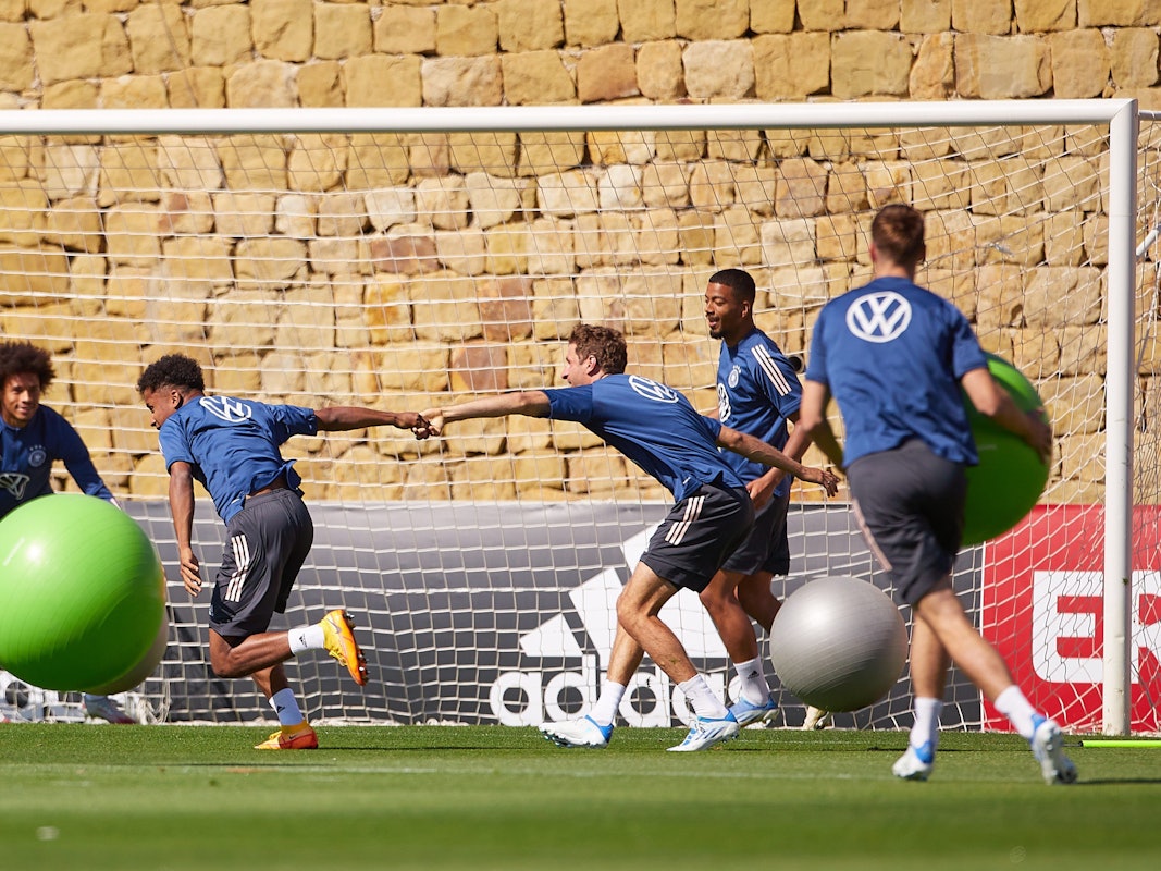 Die Spieler der Nationalmannschaft haben Spaß beim Aufwärm-Training.