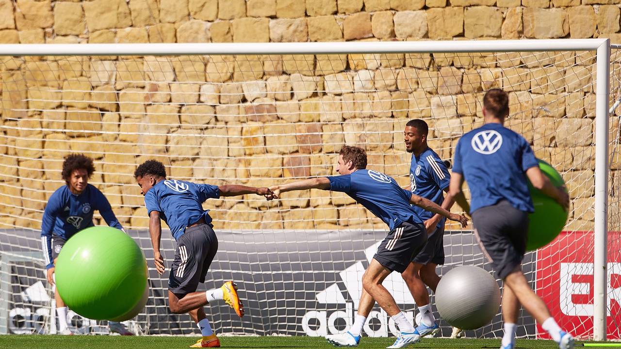 Die Spieler der Nationalmannschaft haben Spaß beim Aufwärm-Training.