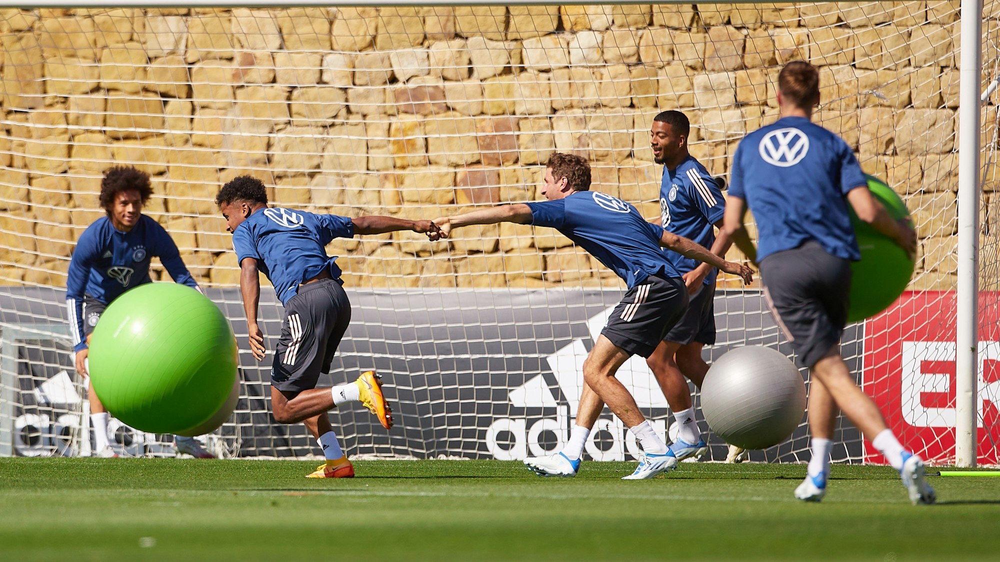 Die Spieler der Nationalmannschaft haben Spaß beim Aufwärm-Training.