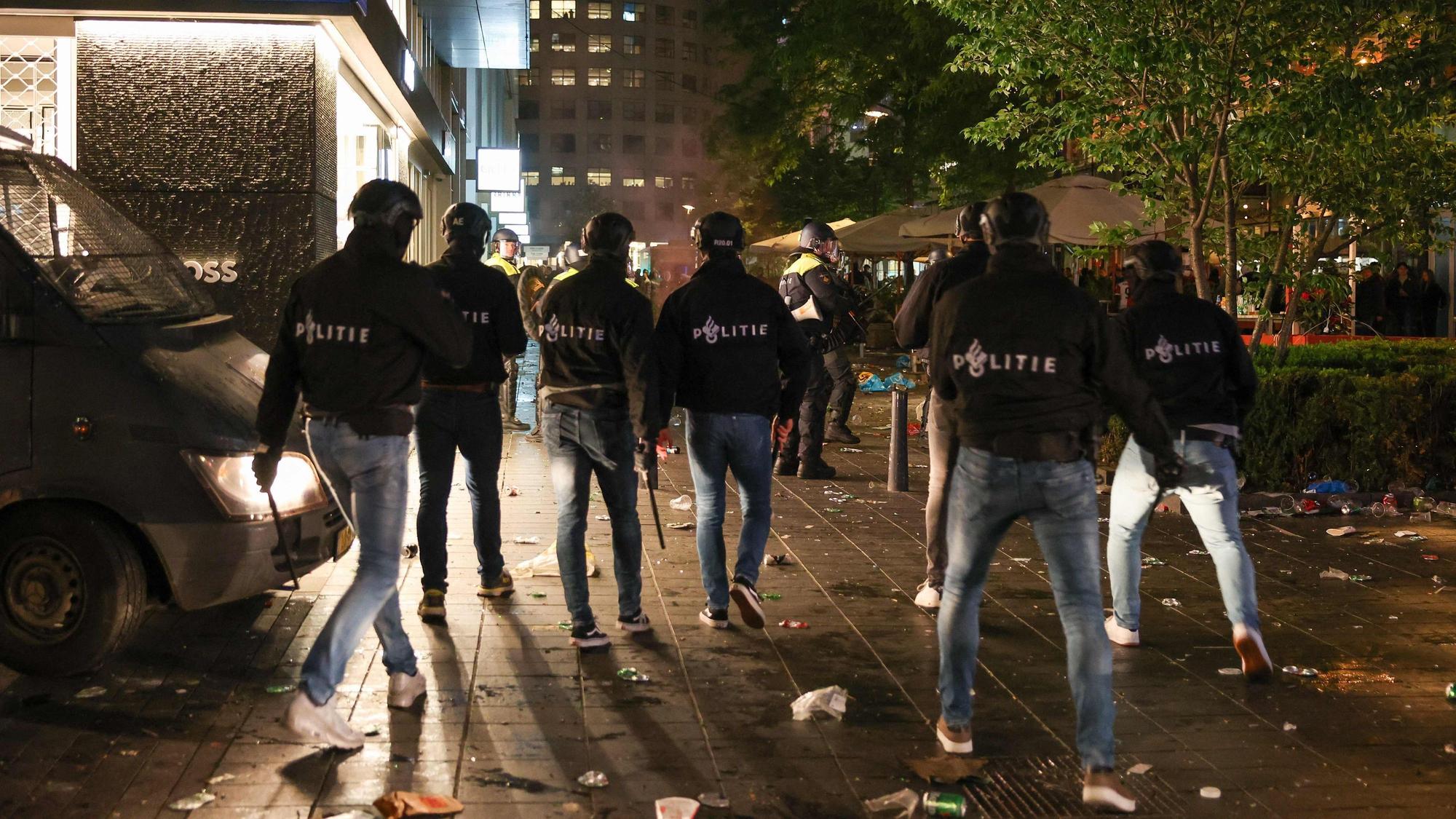 Polizisten patrouillieren am späten Mittwochabend (25. Mai 2022) in Rotterdam.
