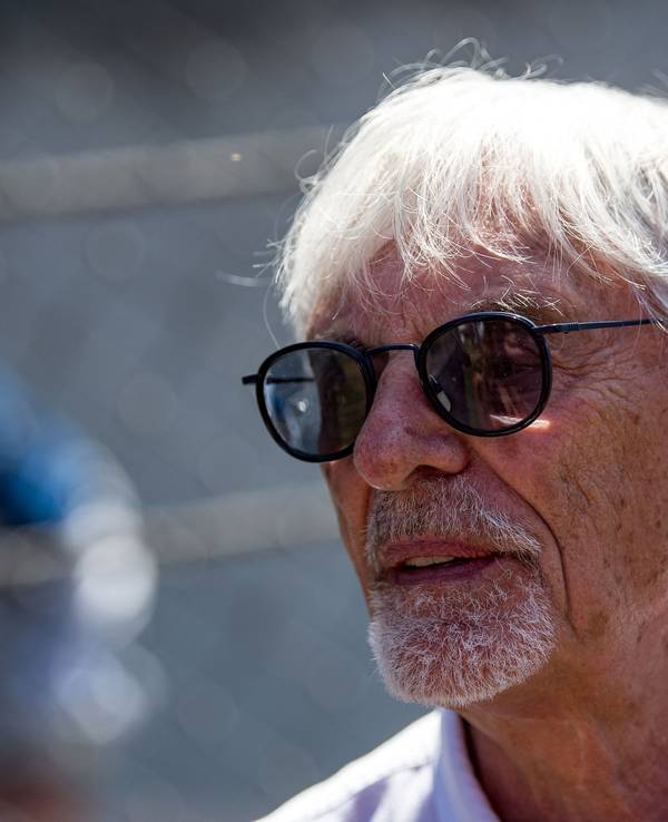 Bernie Ecclestone steht beim Rennen der Formel 1 in Spielberg abseits der Strecke