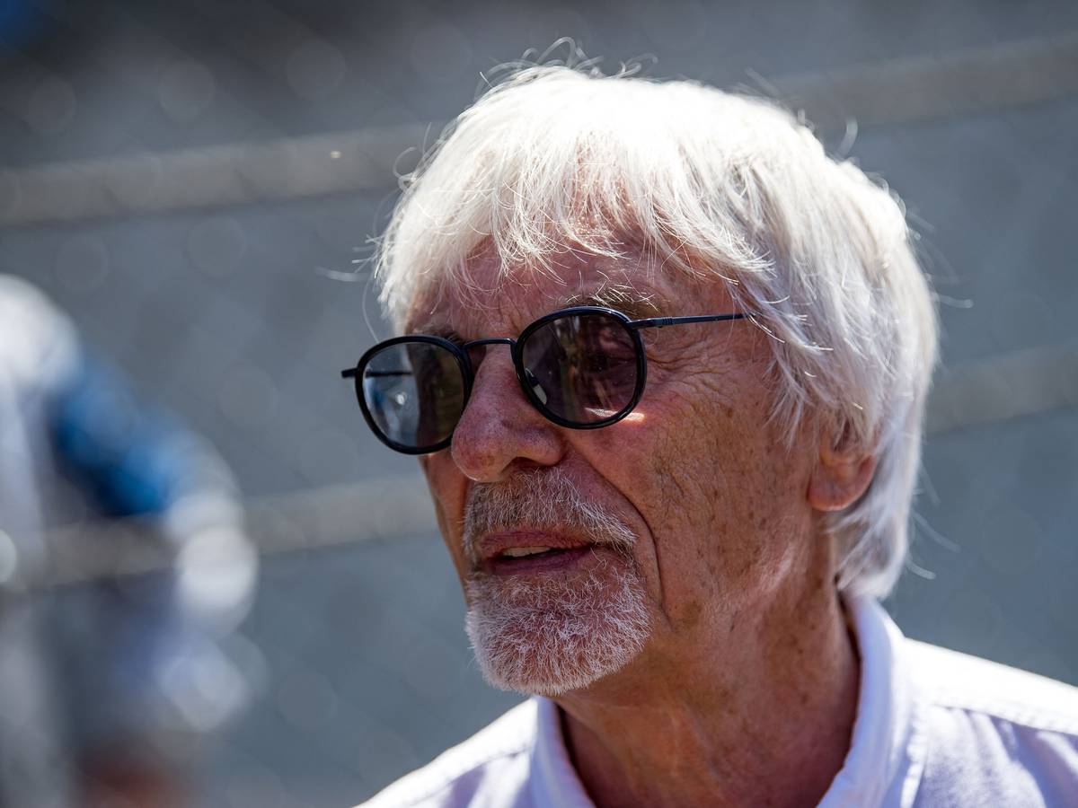 Bernie Ecclestone steht beim Rennen der Formel 1 in Spielberg abseits der Strecke