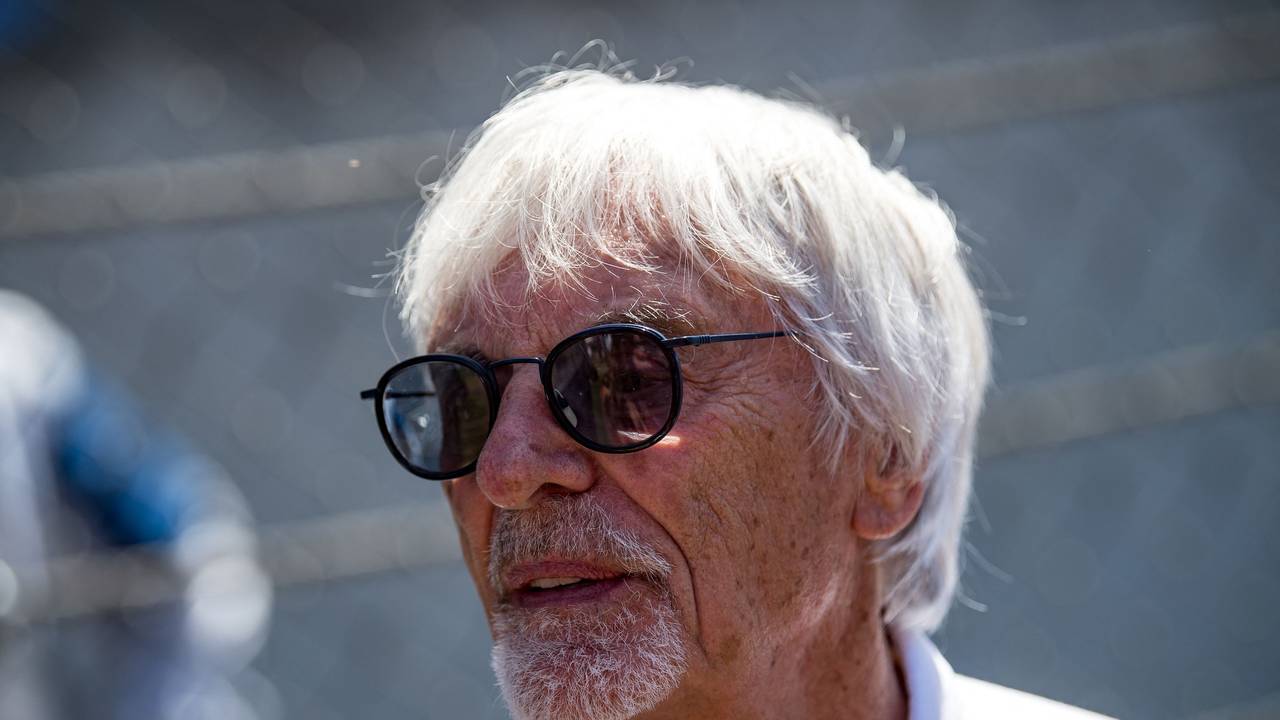 Bernie Ecclestone steht beim Rennen der Formel 1 in Spielberg abseits der Strecke