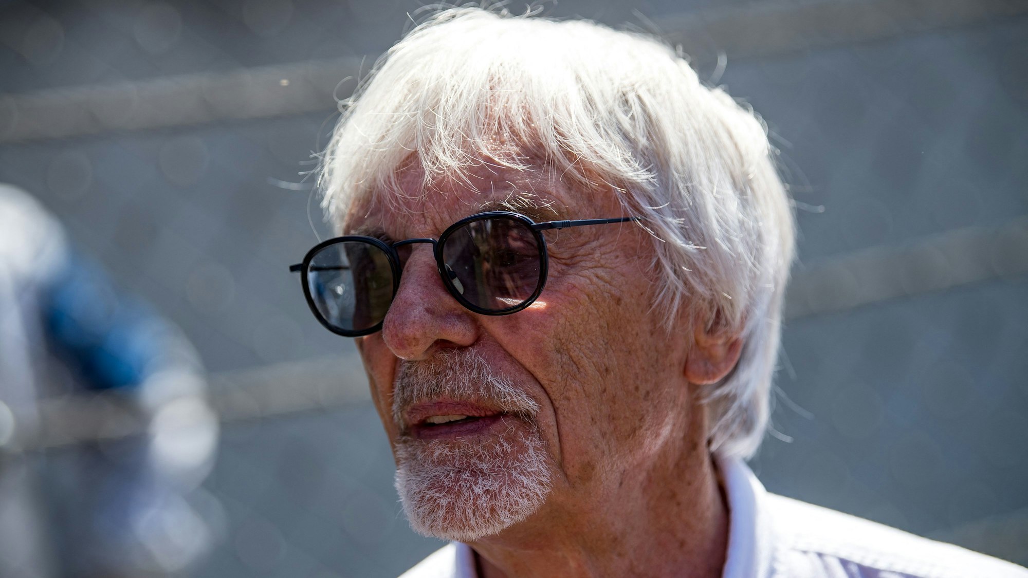 Bernie Ecclestone steht beim Rennen der Formel 1 in Spielberg abseits der Strecke