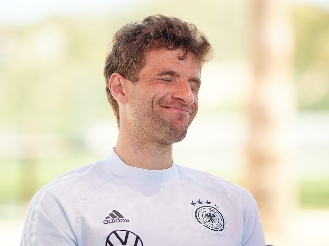 Thomas Müller gibt Interviews nach dem Training.