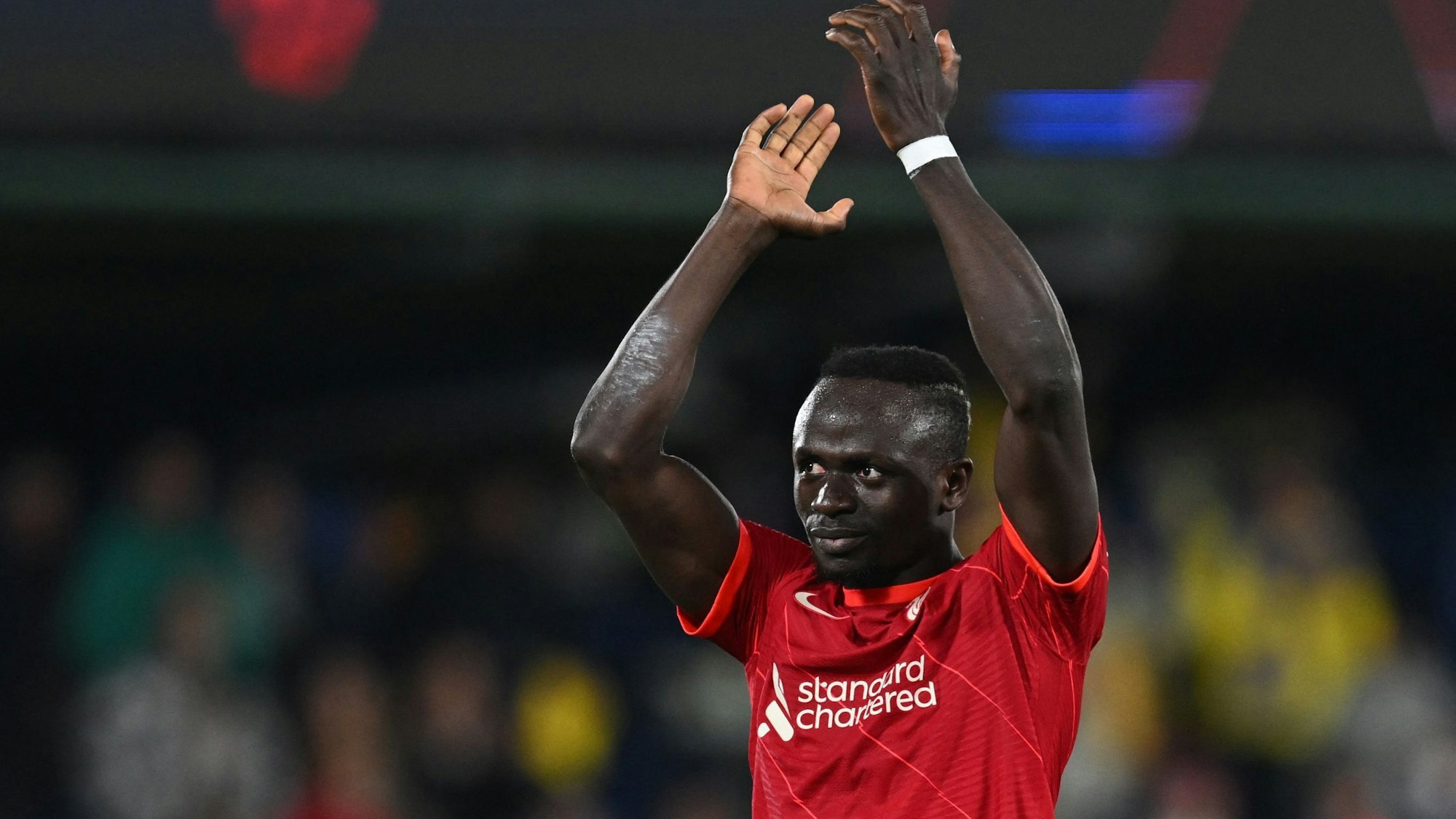Sadio Mané klatscht über dem Kopf in die Hände.