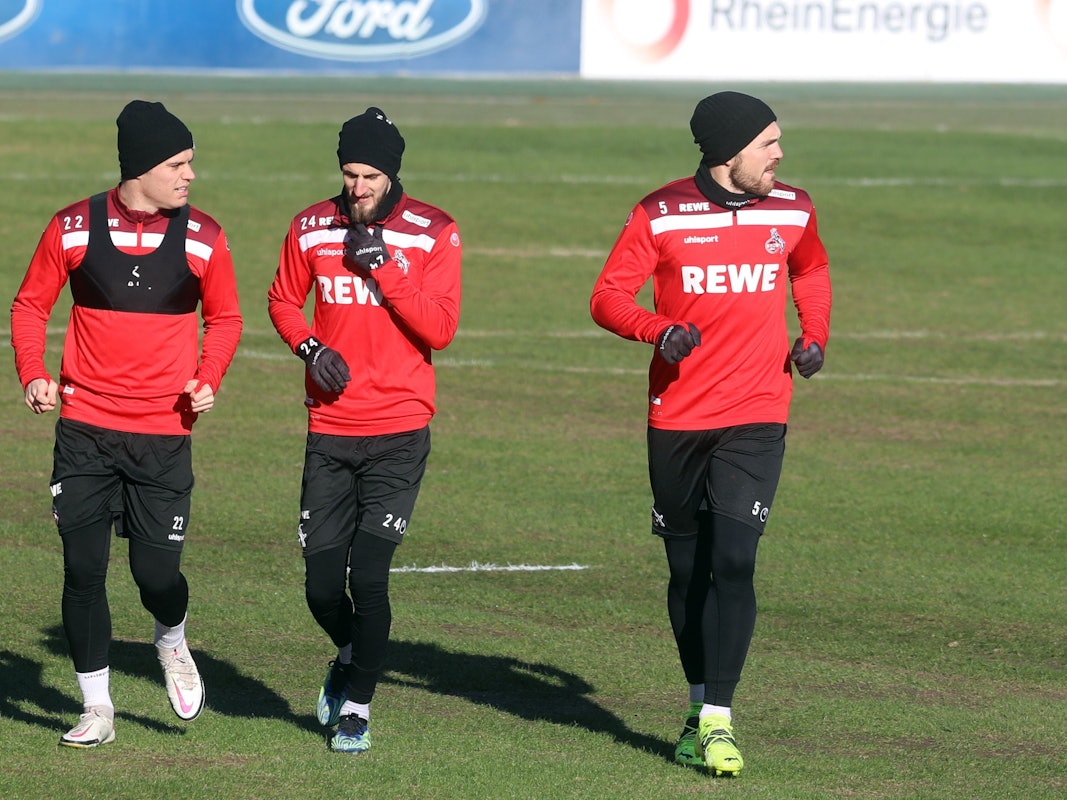 Jorge Meré, Dominick Drexler und Rafael Czichos drehen gemeinsam eine Laufrunde beim FC-Training.