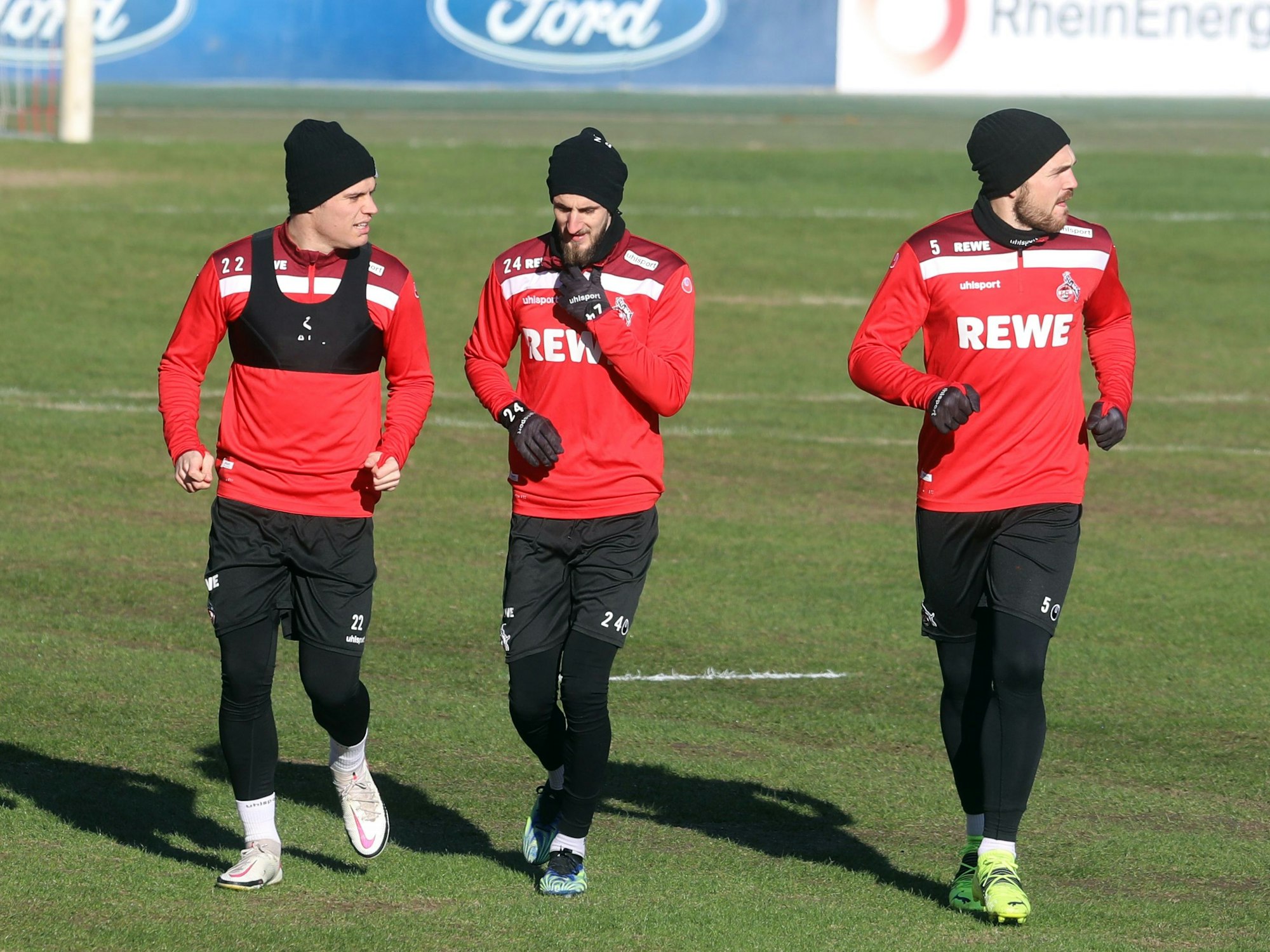 Jorge Meré, Dominick Drexler und Rafael Czichos drehen gemeinsam eine Laufrunde beim FC-Training.