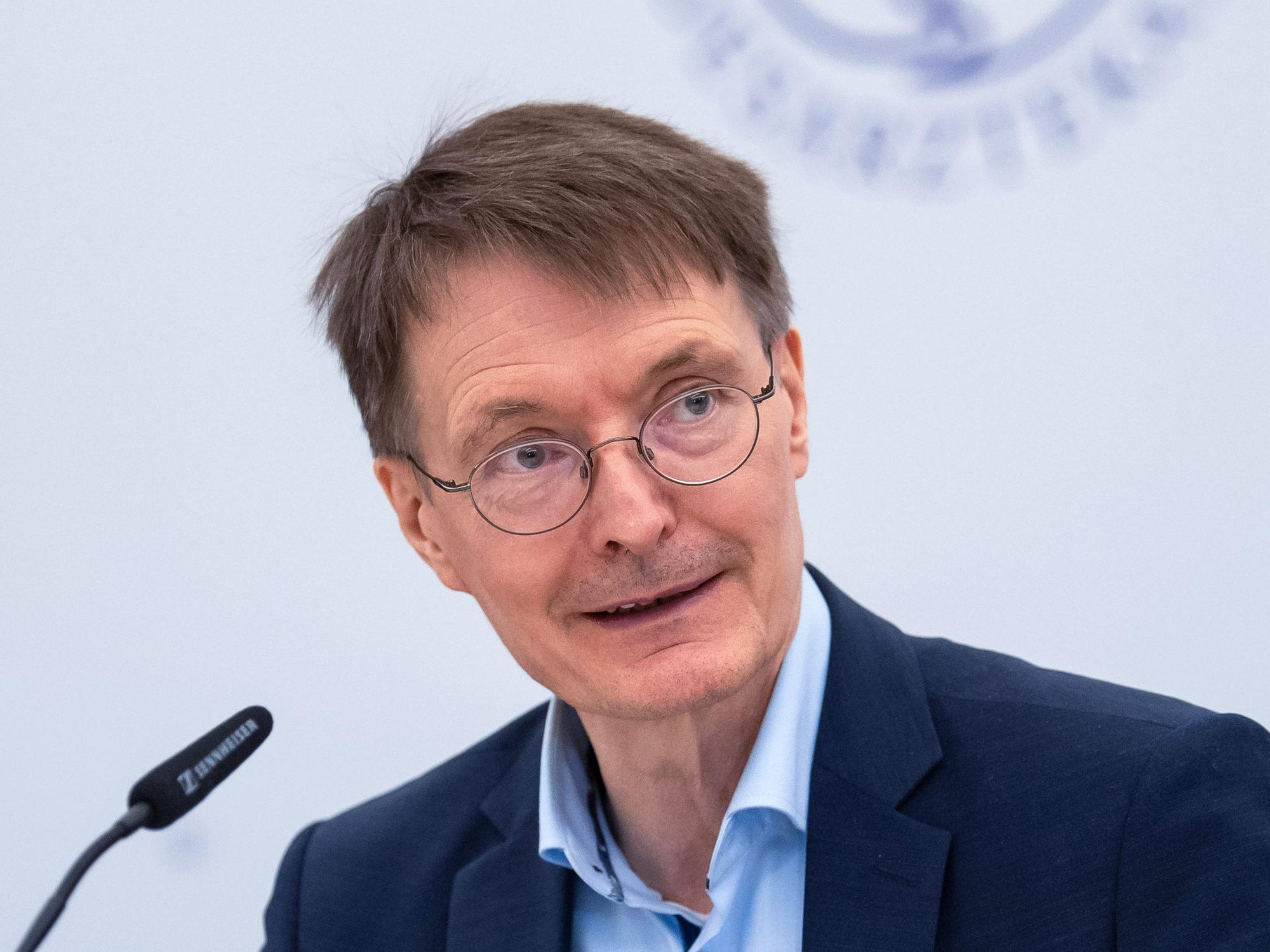 Karl Lauterbach (SPD), Bundesgesundheitsminister, spricht bei einer Pressekonferenz zum Thema Affenpocken, die am Rande des Ärztetages in Bremen stattfindet.