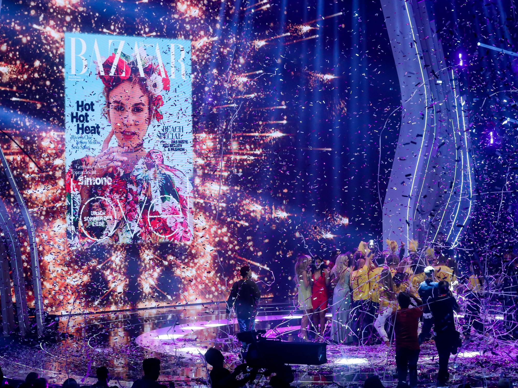 Simone, neues Topmodel, erscheint auf dem Titel der "Haper's Bazaar" im Finale der 14. Staffel der Castingshow "Germany's next Topmodel" im ISS Dome.