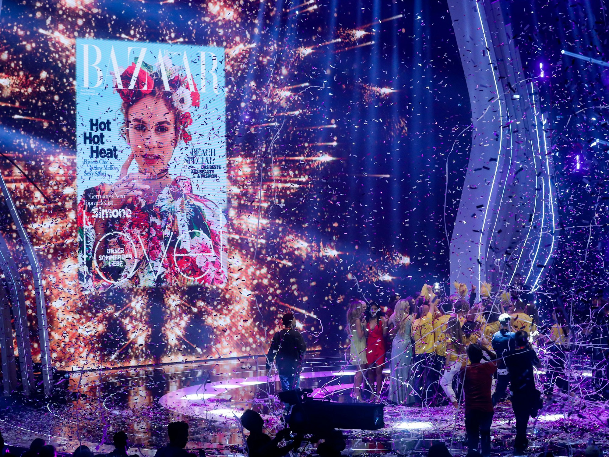 Simone, neues Topmodel, erscheint auf dem Titel der "Haper's Bazaar" im Finale der 14. Staffel der Castingshow "Germany's next Topmodel" im ISS Dome.