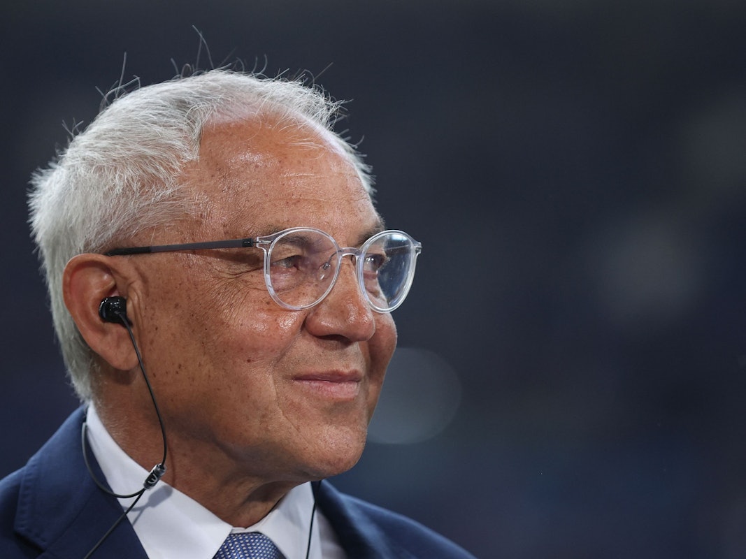 Felix Magath trägt Kopfhörer während eines Interviews.