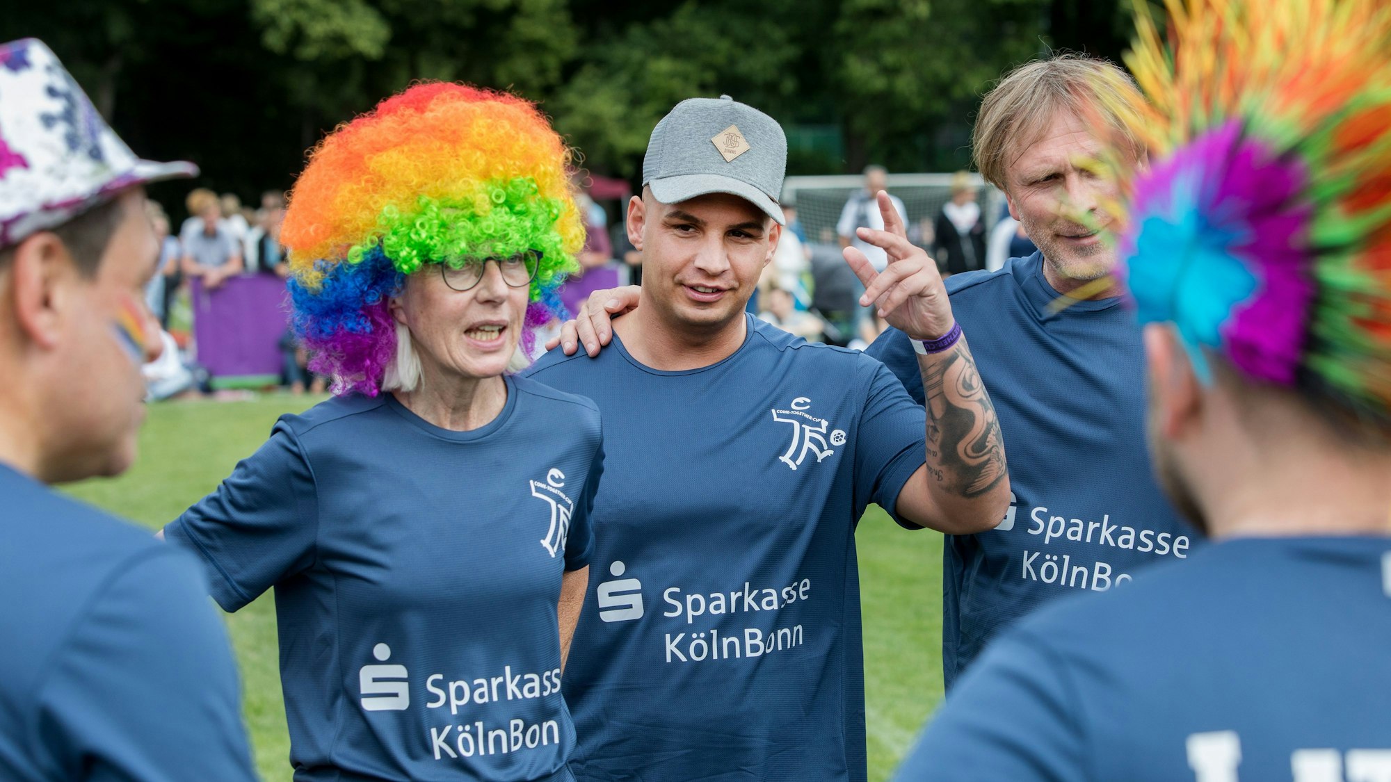 Viel Prominenz beim Come-Together-Cup am Donnerstag. Vor dem Promi-Spiel stehen Elfi Scho-Antwerpes, Pietro Lombardi und Ansgar Brinkmann nebeneinander