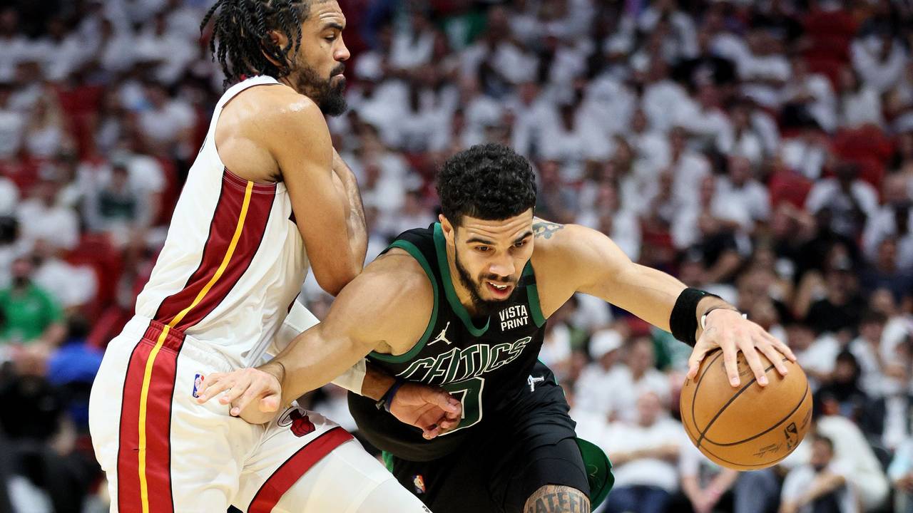 Jayson Tatum (rechts) im Zweikampf gegen Gabe Vincent.