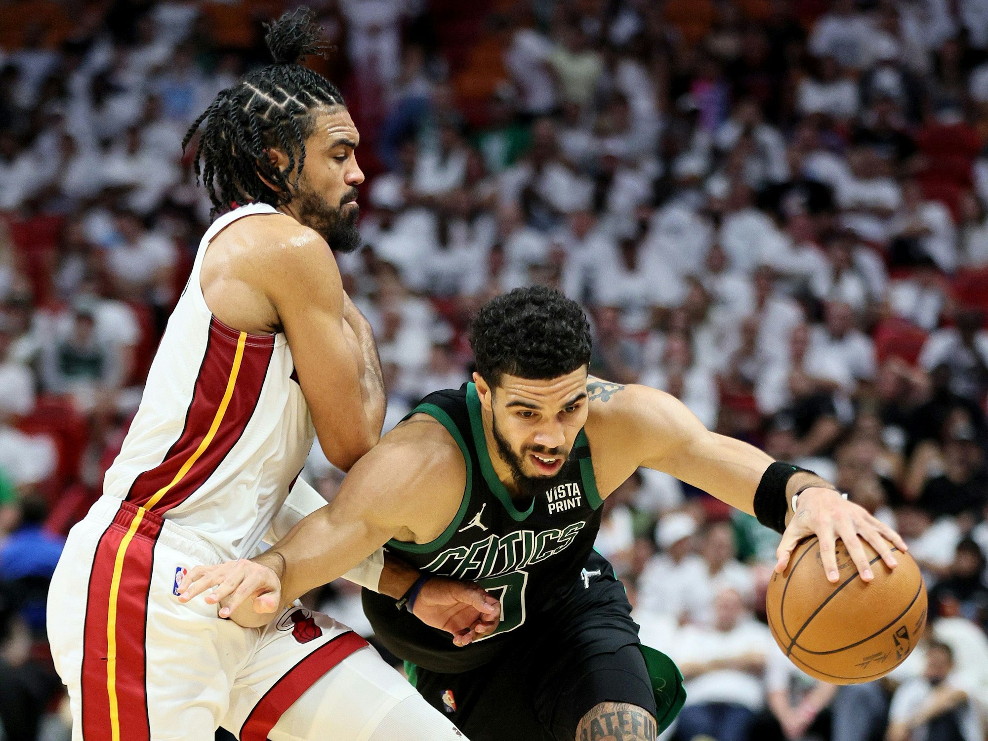Jayson Tatum (rechts) im Zweikampf gegen Gabe Vincent.