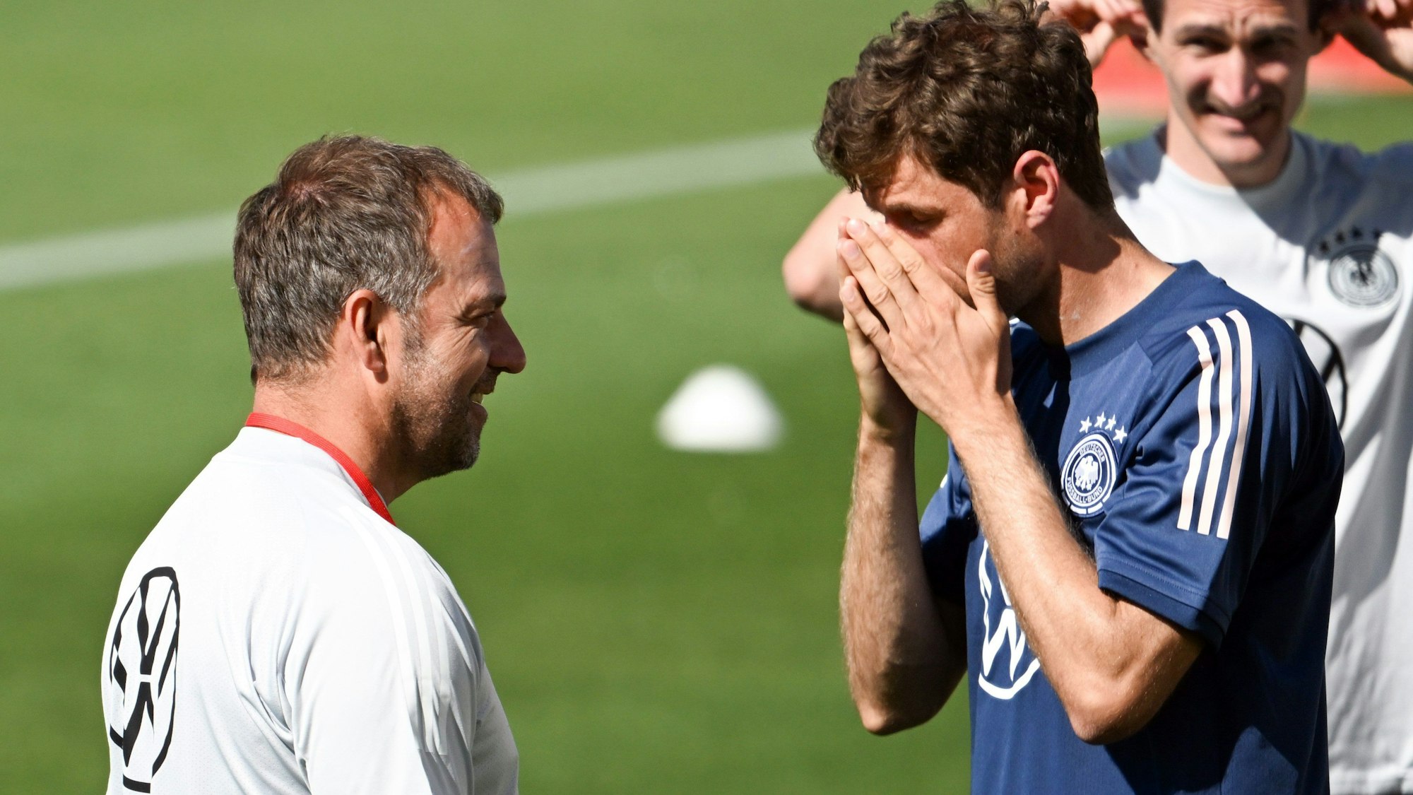 Bundestrainer Hansi Flick (l) spricht beim Training mit Thomas Müller (M).