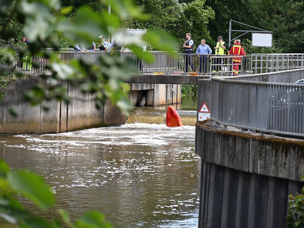 Einsatzkräfte an der Erft in Bedburg.