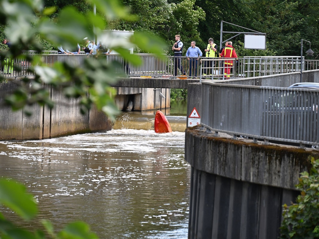 Einsatzkräfte an der Erft in Bedburg.