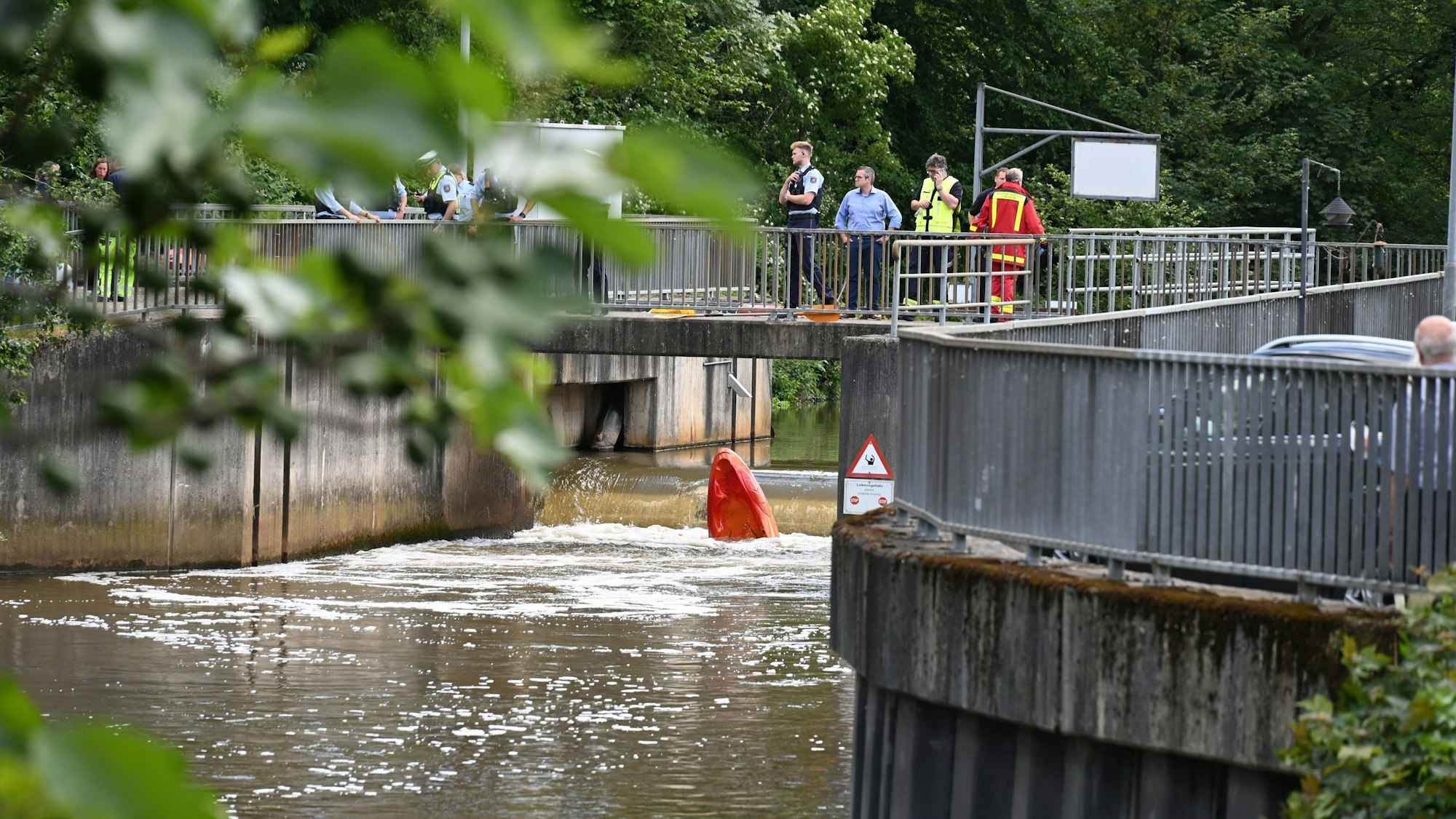 Einsatzkräfte an der Erft in Bedburg.