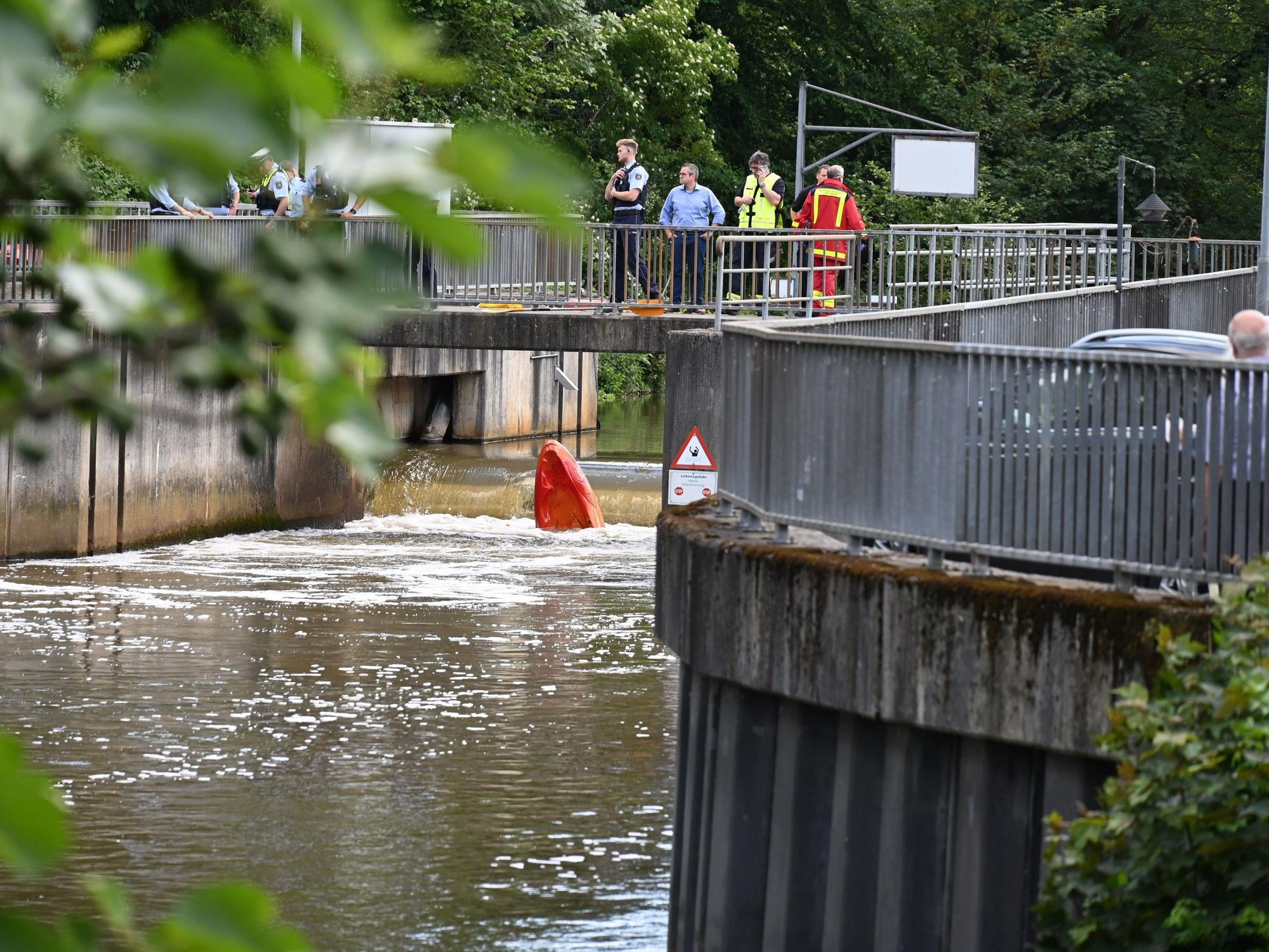Einsatzkräfte an der Erft in Bedburg.