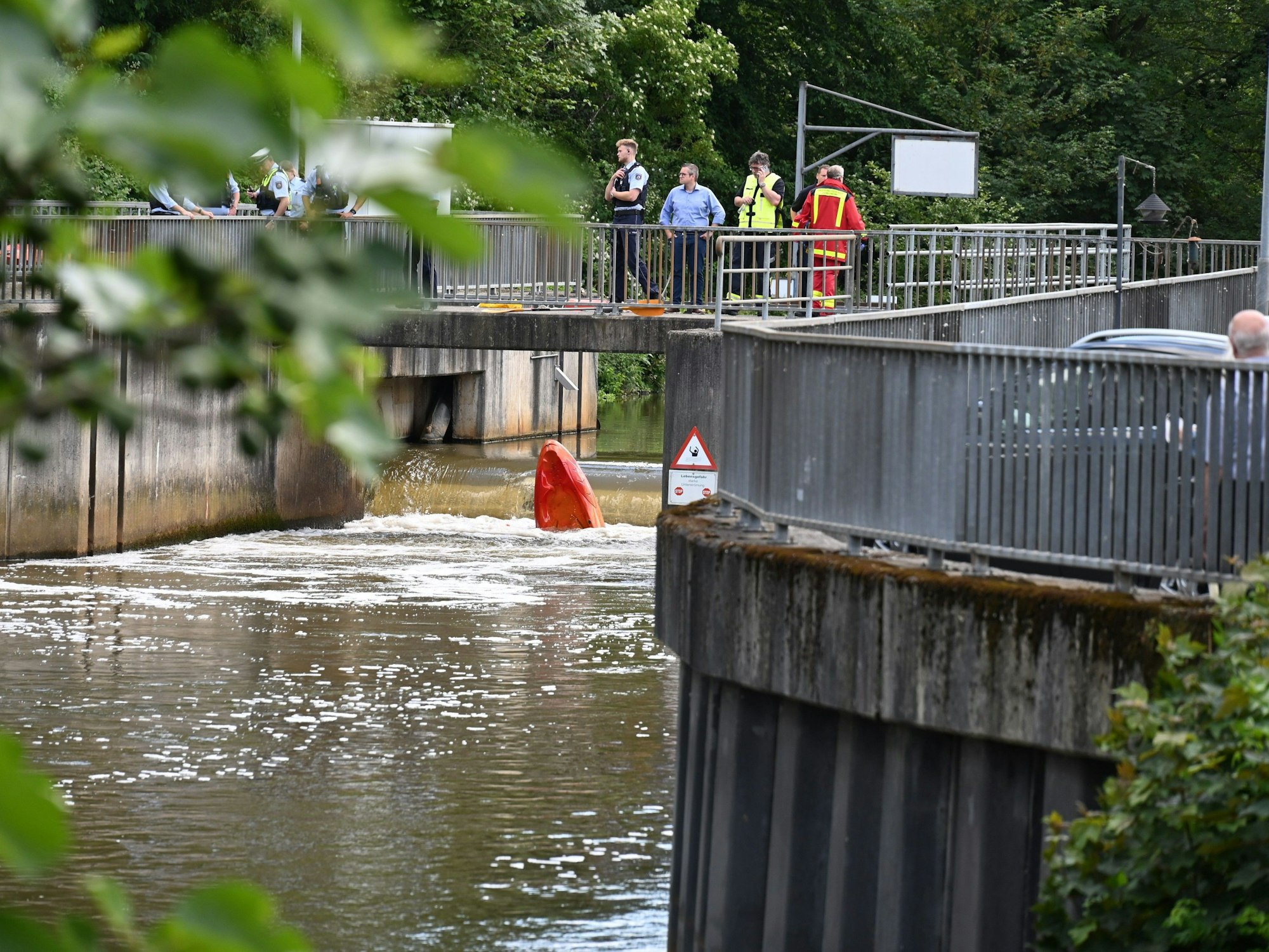 Einsatzkräfte an der Erft in Bedburg.