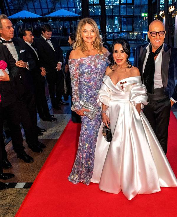 Frauke Ludowig (l.), Organisatorin Brigitte Christoph und Thomas Rath beim Kölnball 2019