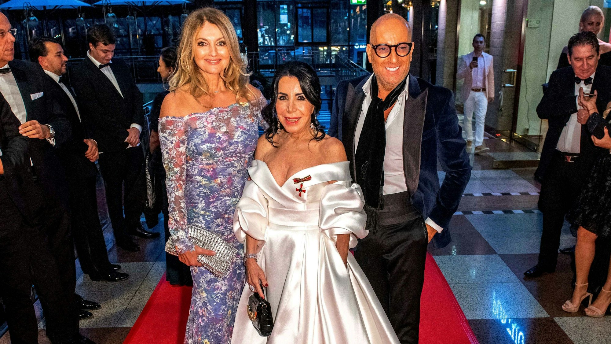 Frauke Ludowig, Brigitte Christoph, Organisatorin des Kölnballs, und Thomas Rath posieren auf dem roten Teppich.