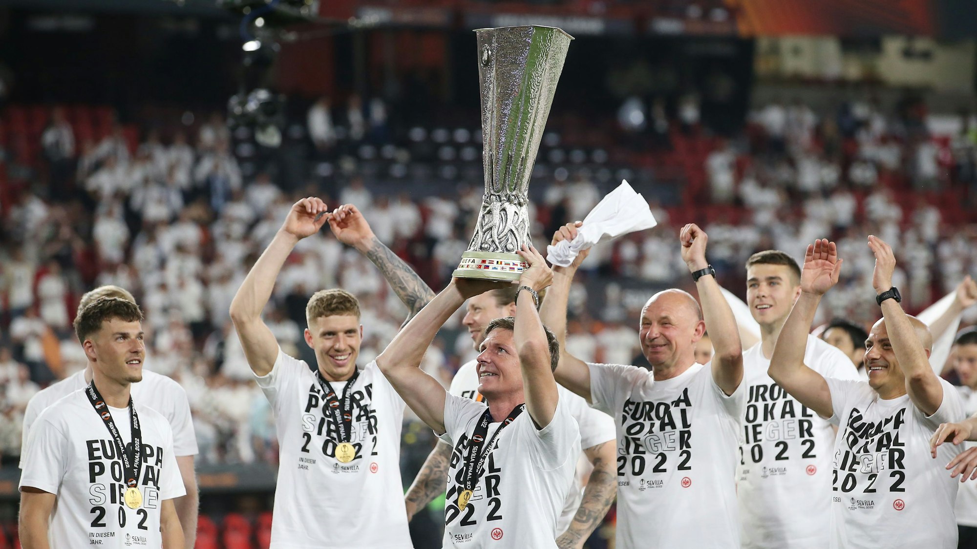 Oliver Glasner hält die Europa-League-Trophäe nach oben.