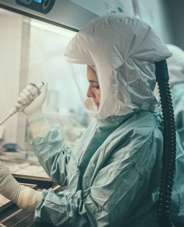 Eine Frau arbeitet im Institut für Mikrobiologie der Bundeswehr in München (Bestmögliche Bildqualität).