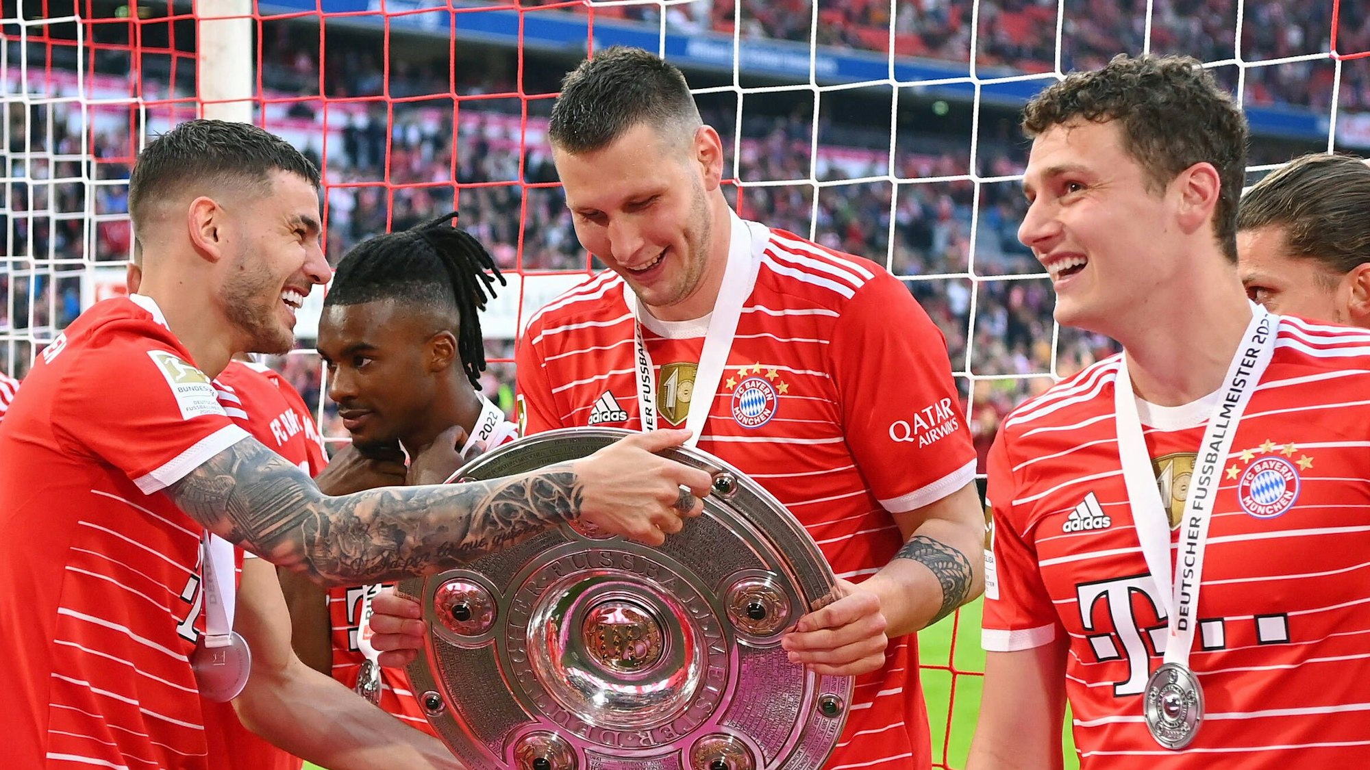 Lucas Hernández, Niklas Süle und Benjamin Pavard feiern mit der Meisterschale im Stadion