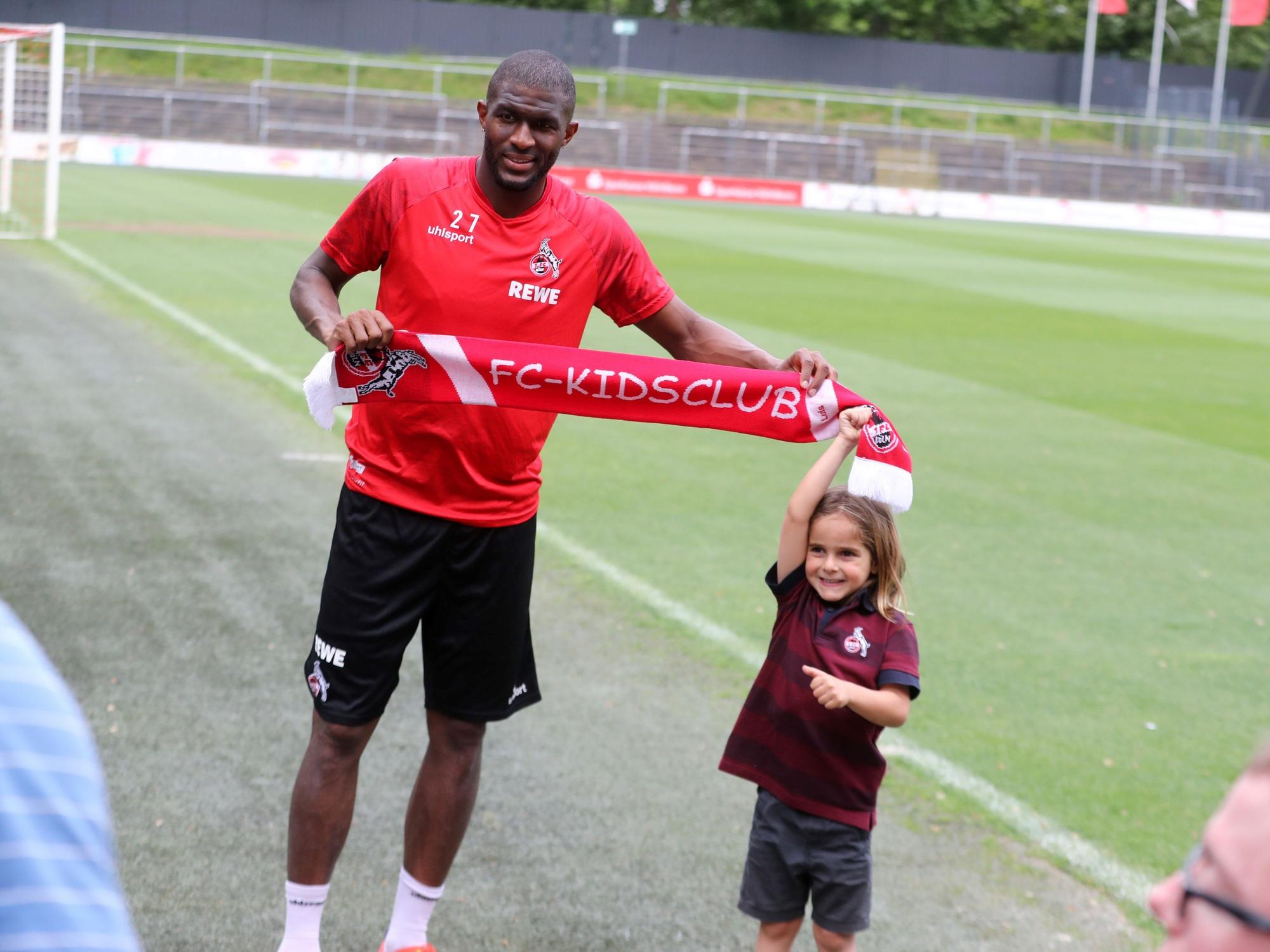 Luis und Anthony Modeste halten gemeinsam einen FC-Schal hoch.