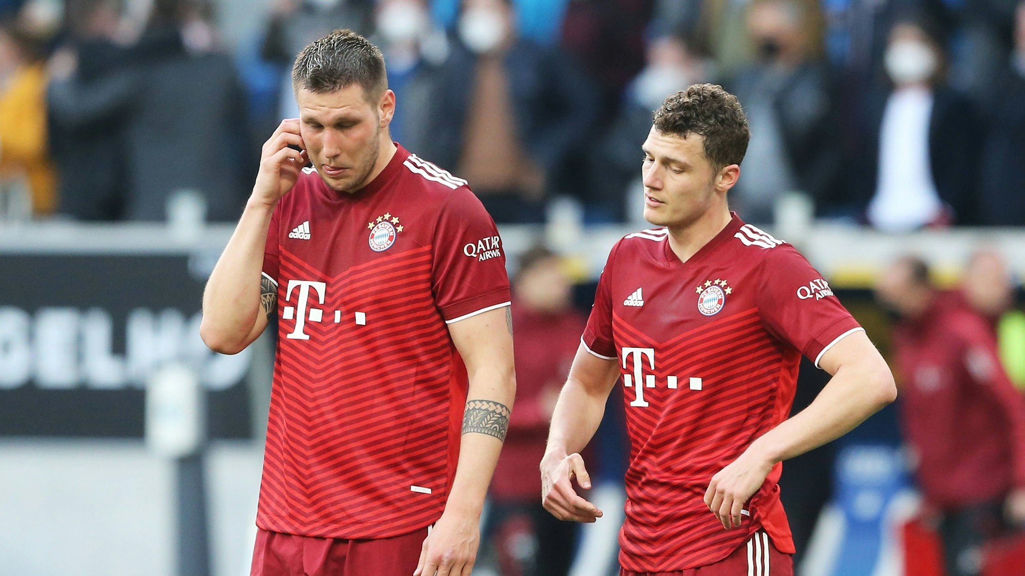 Niklas Süle und Benjamin Pavard stehen auf dem Platz