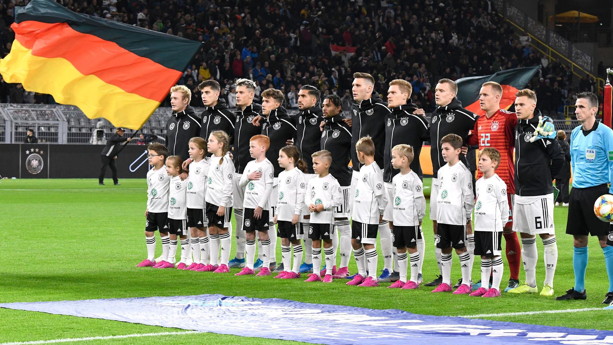 Die Spieler der Nationalmannschaft stehen vor dem Anpfiff auf dem Platz.
