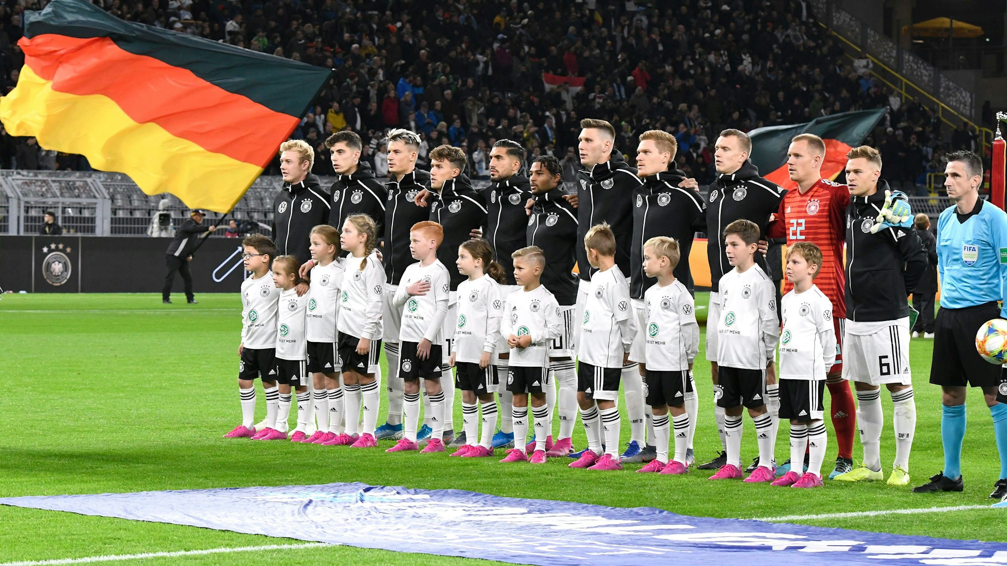 Die Spieler der Nationalmannschaft stehen vor dem Anpfiff auf dem Platz.