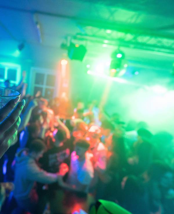 Wurden die beiden Jugendlichen mit einer Spritze attackiert? Unser Symbolfoto zeigt eine Disco.