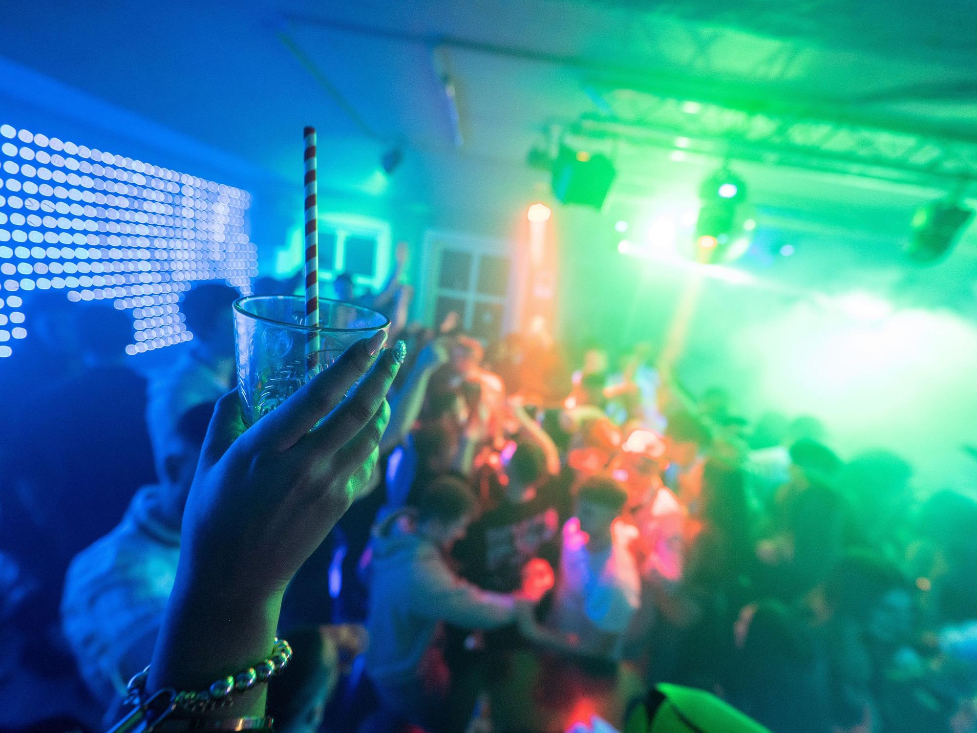 Wurden die beiden Jugendlichen mit einer Spritze attackiert? Unser Symbolfoto zeigt eine Disco.